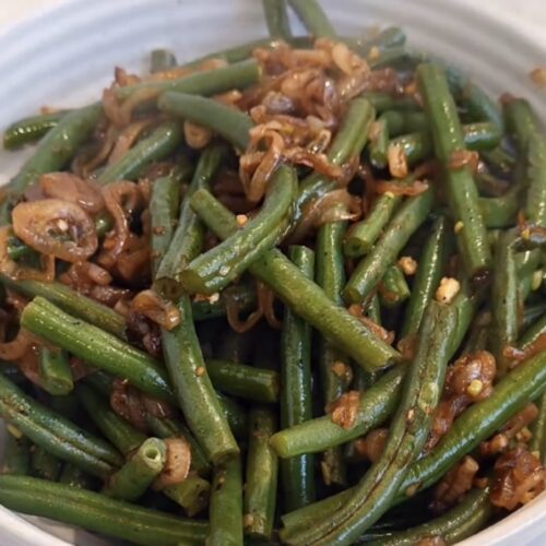 Green Beans with Crispy Shallots (The Grown-Up Green Bean Casserole Glow-Up) 1 Green beans with crispy fried shallots on a plate